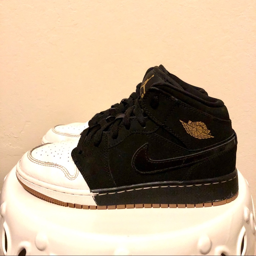 Nike Air Jordan 1 Mid ‘Black/White/Gum’